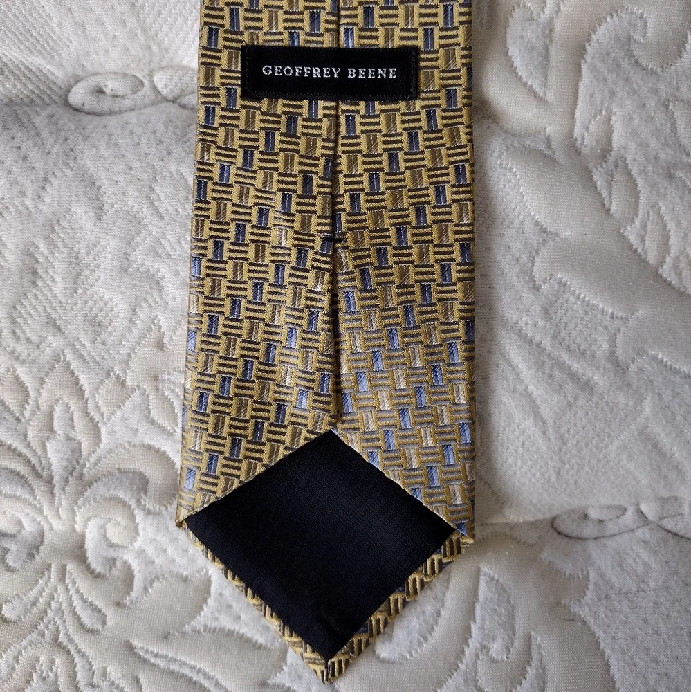 Silk Geoffrey Beene Blue and Gold Tie EUC